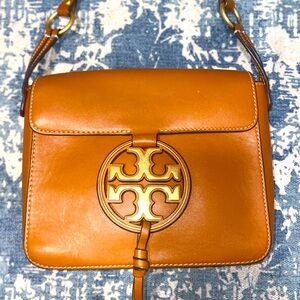 Gorgeous crossbody Tory Burch. Only worn a couple times.